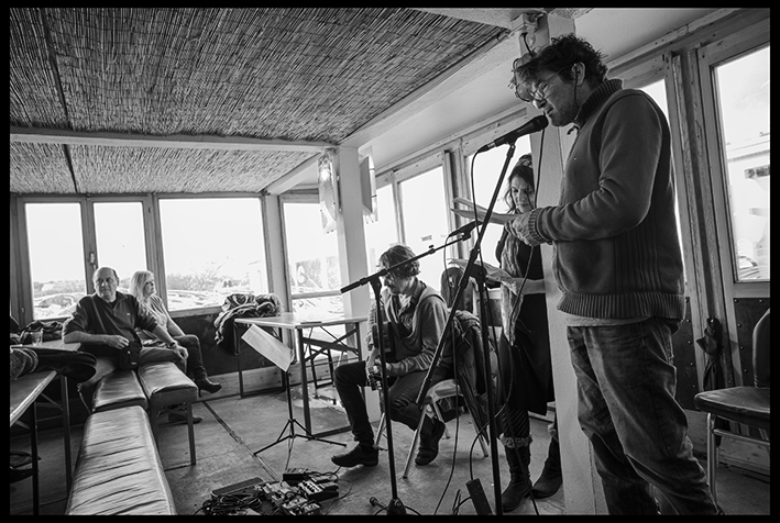 e 21 novembre, 11h « par delà le voile »,  lecture en français par l'auteur, Philippe Constantin et en arabe (syrien) par Rand Madani guitare, Marc Liebeskind  © photographie denis ponté