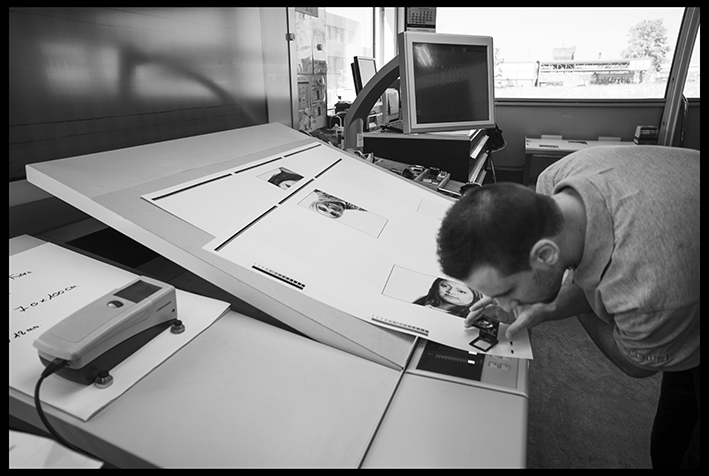 Impression du livre "face à elle" chez Genoud SA, © photographie denis ponté