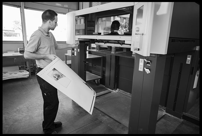 Impression du livre "face à elle" chez Genoud SA, © photographie denis ponté